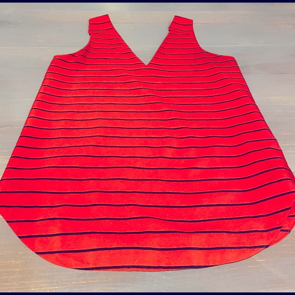 Banana Republic V-neck sleeveless top. - Picture 3 of 4